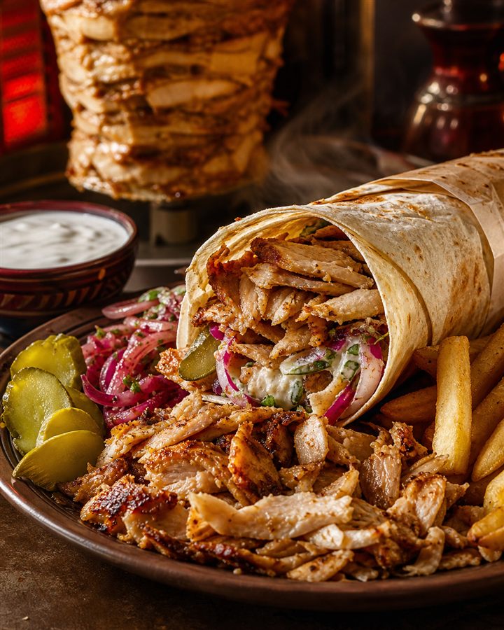Hähnchen-Shawarma mit Pommes und Beilagen